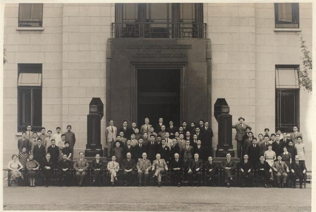 图为1935年5月，，，，雷士德医学研究院全体成员合影.jpg