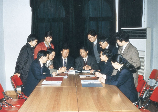上世纪90年月，，侯惠民向导研发科研职员和企业科研职员一起交流。。。1996年侯惠民中选中国工程院院士。。。.jpg