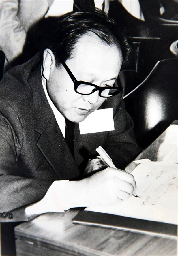 1979年，，，天下卫生组织考察确证我国已于60年月初祛除天花。。。。。12月，，，北京生研所所长章以浩作为全球祛除天花证实委员会成员，，，在全球祛除天花证书上签字。。。。。次年5月，，，天下卫生组织第33届天下卫生大会宣布全球已祛除天花.jpg