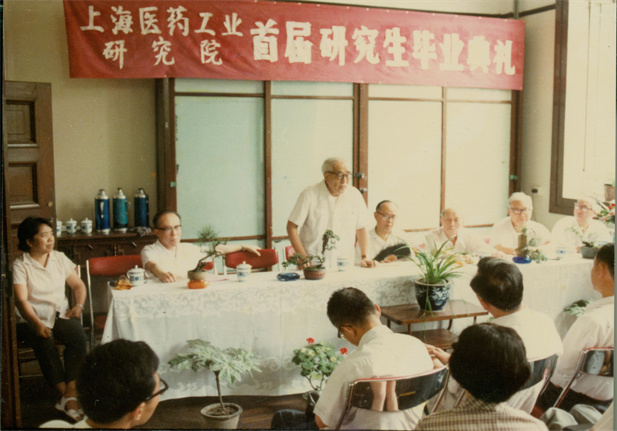 1978年，，，，上海医药工业研究院第一届研究生结业仪式。。.jpg