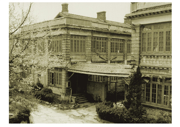 1949年新中国建设前后，，中央防疫实验处先后更名为中央防疫处、天坛防疫处。。。。。。12月，，移交中华人民共和国卫生部直接向导。。。。。。同年，，华东人民制药公司上海生物制品厂（上海生物制品研究所前身）建设，，图为上海生物制品厂.jpg