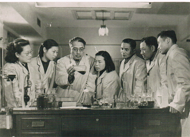 1950年月，，著名微生物药物学家，，后任上海医药工业研究院抗生素室主任、副院长、信用院长的童村，，与科研职员在一起开展课题研究。。。.jpg