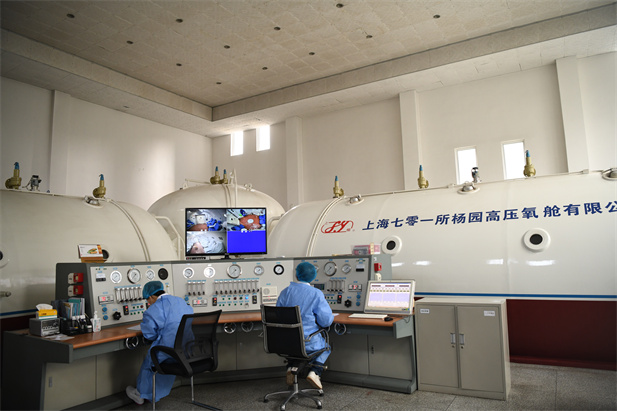 2020年2月，，，，国药春风总医院使用高压氧舱手艺治疗新冠肺炎。。。.jpg