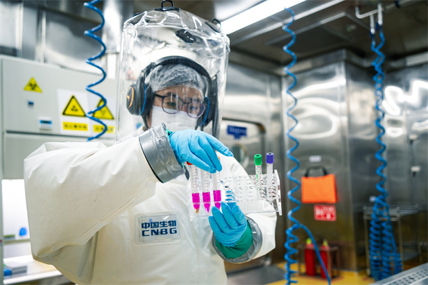 2020年7月1日，，，，，中国首家新冠疫苗研发P3高品级生物清静实验室在武汉生物制品研究所完工。。。。。。这是海内人世熏染病领域首家企业运营的P3实验室，，，，，可从事细胞水平、啮齿动物与非人灵长类动物水平试验，，，，，知足新发突发熏染病疫苗临床前研发的需要。。。。。。现在已是疫苗领域新发突发熏染病研究的主要实验平台。。。。。。.jpg