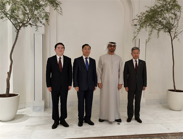 2022年12月，，，国药集团董事长刘敬桢率领集团生物医药相助代表团出访阿拉伯联合酋长国。。。。阿拉伯联合酋长国总统穆罕默德在阿联酋阿布扎比接见刘敬桢董事长一行，，，并谢谢国药集团为阿联酋抗击疫情所做的孝顺.jpg