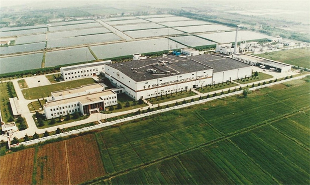 1982年，，，，，国药外贸与瑞典法玛西亚普强公司合资建设华瑞制药有限公司。。。；；鹬埔┦堑谝患抑腥鸷献势笠。。。。.jpg
