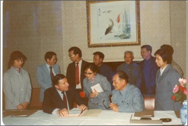 1982年5月，，，，，，上海施贵宝合资签约仪式，，，，，，是中国刷新开放以后建设的第一家中美合资制药企业。。。.png
