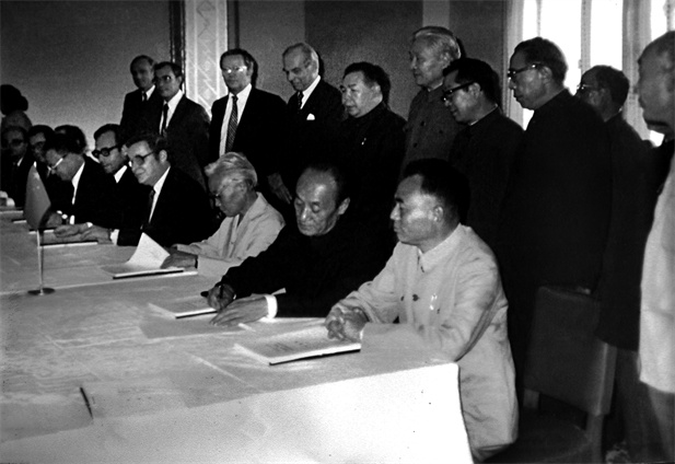 1982年11月，，，，中瑞合资企业华瑞制药在京签约.jpg
