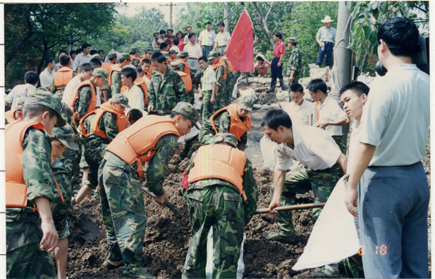 1998年8月15日，，，，，，太极集团派出41名员工组成抗洪抢险队，，，，，，赴湖北荆州抗洪抢险。。。.jpg
