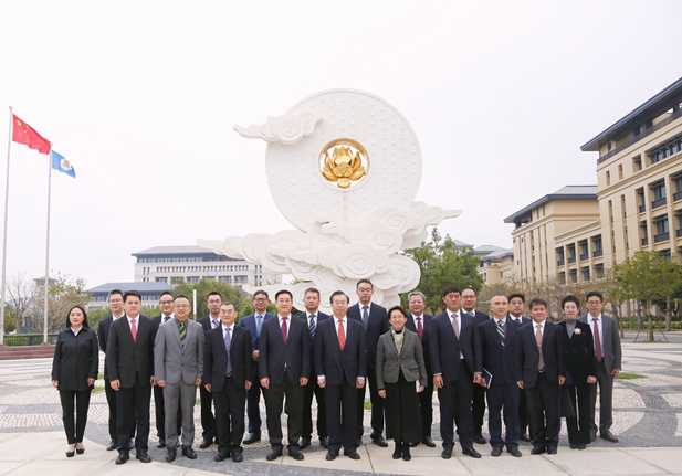 2024年2月26日，，国药集团党委书记、董事长刘敬桢一行会见澳门大学，，双方签署战略相助协议并就进一步深化相助举行谈判。。。。。澳门大学校长宋永华、副校长徐建，，国药集团副总司理（主持谋划事情）胡建伟，，副总司理董增贺、晋斌等出席运动。。。。。1.png