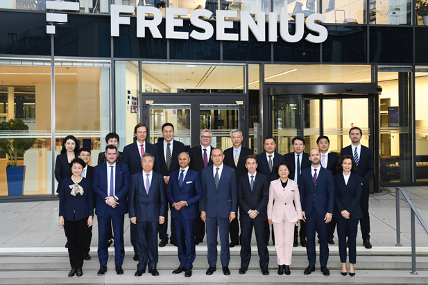 2023年11月2日-5日，，，，，国药集团董事长刘敬桢率团会见费森尤斯集团与费森尤斯卡比公司总部，，，，，会见费森尤斯集团董事会主席迈克尔·森、费森尤斯卡比公司全球总裁及首席执行官皮耶路易吉·安东内利，，，，，就进一步增强双方深度相助举行交流。。。。中国医药商业协会会长石晟怡加入谈判。。。。.jpg