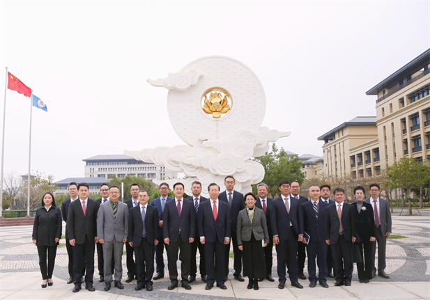 2024年2月26日，，，，，国药集团党委书记、董事长刘敬桢一行会见澳门大学，，，，，双方签署战略相助协议并就进一步深化相助举行谈判。。。。。澳门大学校长宋永华、副校长徐建，，，，，国药集团副总司理（主持谋划事情）胡建伟，，，，，副总司理董增贺、晋斌等出席运动。。。。。1.png