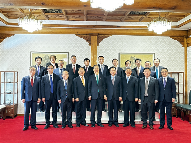 2023年12月20日，，，，国药集团党委书记、董事长刘敬桢加入韩国总理韩德洙会见中方代表团运动并作为代表讲话，，，，就中韩两国在生命康健领域未来生长相助提出起劲建议。。。。。韩德洙对国药集团在韩中经济社会及生命康健领域的相助生长体现赞许。。。。。.jpg