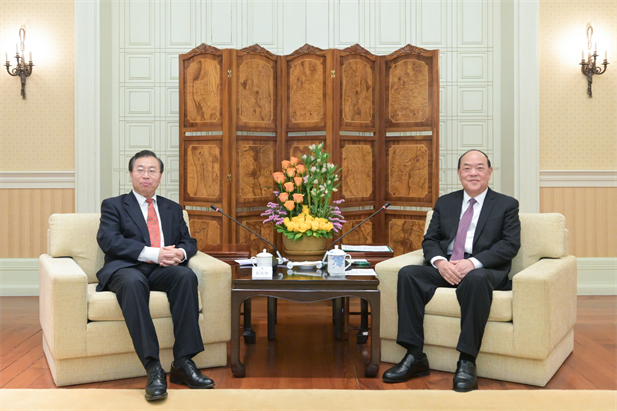 2024年2月26日，，，，澳门特区行政主座贺一诚会见国药集团党委书记、董事长刘敬桢一行，，，，双方就推动大康健工业生长、横琴粤澳深度相助区建设等议题交流意见-1.jpg
