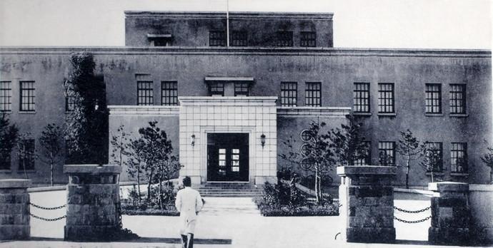 1946年，，东北民主联军接受长春卫外行艺厂，，后改称东北卫外行艺厂（长春生物制品研究所前身）