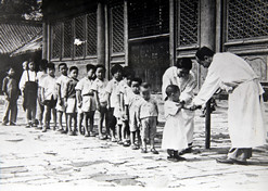 1950年头，，位于天坛的中央防疫处（国药集团中国生物北京生物制品研究所前身）为儿童接种疫苗
