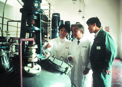 1990年，，，，，，周后元在药厂生产车间指导事情。。。1994年周后元中选首批中国工程院院士