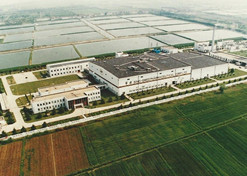 1982年，，，，，，国药外贸与瑞典法玛西亚普强公司合资建设华瑞制药有限公司。。；；；鹬埔┦堑谝患抑腥鸷献势笠怠。。
