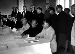 1982年，，，，，，国药外贸与瑞典法玛西亚普强公司合资建设华瑞制药有限公司。。；；；鹬埔┦堑谝患抑腥鸷献势笠怠。。