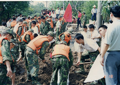 1998年8月15日，，，，，，太极集团派出41名员工组成抗洪抢险队，，，，，，赴湖北荆州抗洪抢险。。。