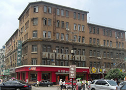 1949年，，东北医药总公司办公楼（位于沈阳市太原街13 号，，其中第一至第三层为30年月原修建，，第四层以上为80  年月所接盖