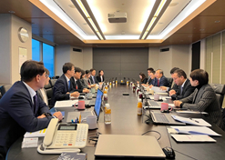 2023年12月19日至21日，，，，，刘敬桢一行与韩美药品社长林珠贤、CEO朴宰贤等举行座谈交流