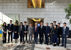 2023年12月19日至21日，，，，，刘敬桢一行在与大熊制药总司理朴聖秀、全球事业部部长金度荣、中国是业组组长文智英等谈判