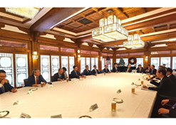 2023年12月20日，，，，，国药集团党委书记、董事长刘敬桢加入韩国总理韩德洙会见中方代表团运动并作为代表讲话